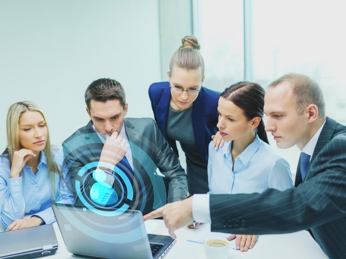 Zalety outsourcingu IT w przedsiębiorstwach technologicznych – klucz do efektywności i innowacji